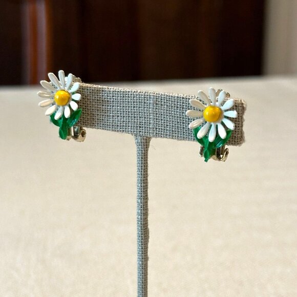 Vintage Jewelry - Vintage Daisy Clip-On Earrings Retro Floral Design Yellow & White Enamel Metal